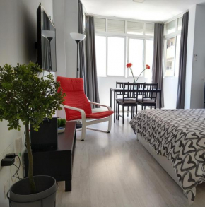 Amplio estudio,vista mar y montaña, a pasos del centro, Torremolinos